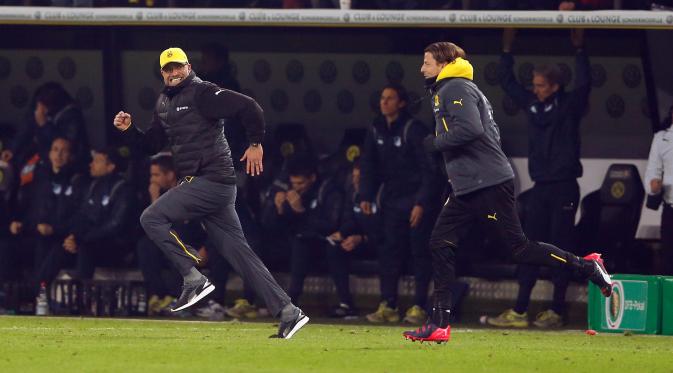 Usai Sebastian Kehl melepaskan tendangan dari luar kotak penalti yang berbuah gol, itu membuat Klopp senang layaknya anak kecil (REUTERS/Wolfgang Rattay)