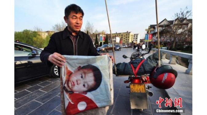 Anak diculik, seorang pria Tiongkok rela berkelana di jalanan selama 18 tahun demi mencarinya.