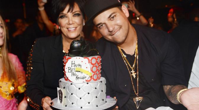 Rob Kardashian bersama sang ibu--Kris Jenner--saat momen bahagia di dalam hidupnya, ulang tahun yang ke 27.