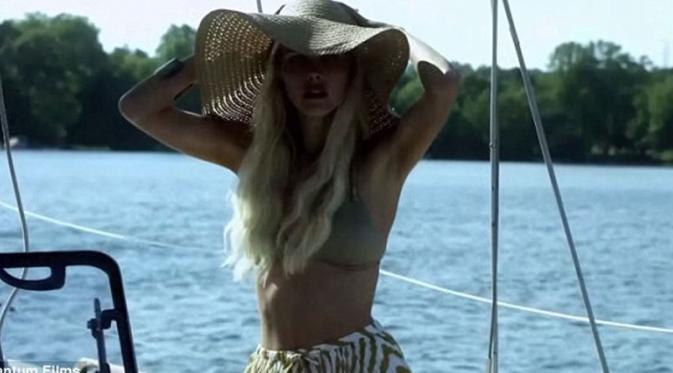 Isabel Lucas perlihatkan bentuk tubuhnya yang ramping