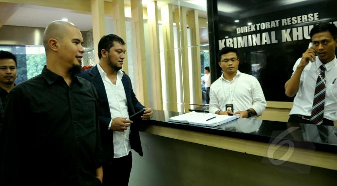 Ahmad Dhani bersama Ramdan Alamsyah saat berada di kantor Direktorat Reserse Kriminal  Khusus Polda Metro Jaya, Jakarta untuk melaporkan pengacara Farhat Abbas terkait kasus pencemaran nama baik di media sosial. (Liputan6.com/Faisal R Syam)