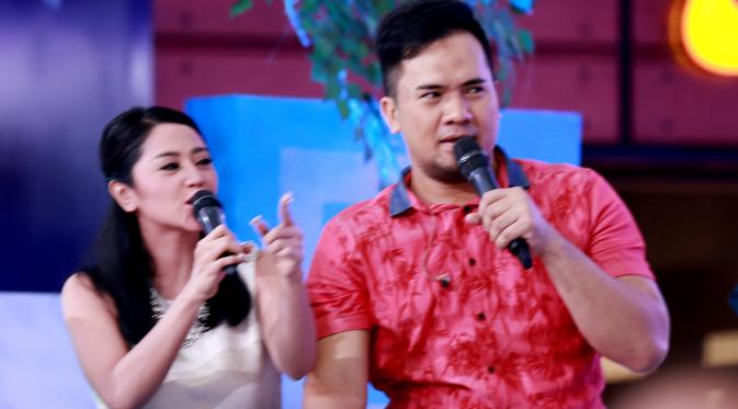 Dewi Perssik dan Saipul Jamin saat berduet. (Wimbarsana/Bintang.com)