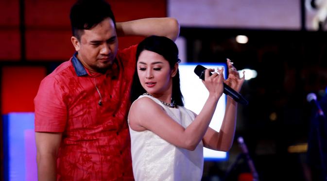 Dewi Perssik dan Saipul Jamil saat berduet. Masih kompak ka mereka?(Wimbarsana/Bintang.com)