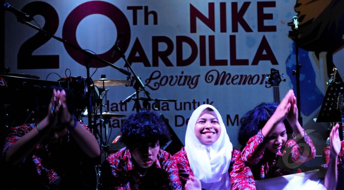 Murid asuh dari SLB Nike Ardilla ikut tampil saat acara ‘20th Nike Ardilla ‘ di Rolling Stone Café, Jakarta, Selasa, (8/4/2015). Dalam acara tersebut terjual baju almarhum Nike Ardilla sebesar Rp. 10 Juta. (Liputan6.com/Faisal R Syam)