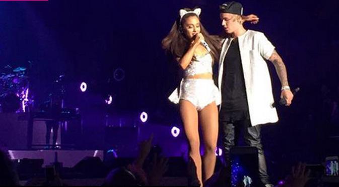 Ariana Grande dan Justin Bieber tampil duet di atas panggung Inglewood, Los Angeles. (foto: Hollywoodlife)