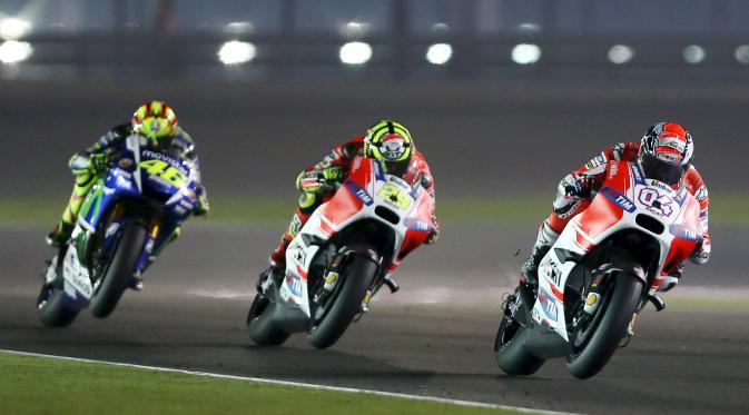 Valentino Rossi berduel dengan dua pebalap Ducati di Sirkuit Losail, Qatar ,(REUTERS/Fadi Al-Assaad)