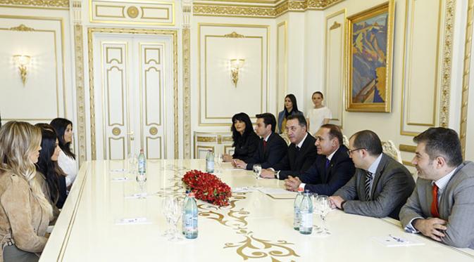 Kim Kardashian dan Khloe Kardashian bertemu PM Armenia, Hovik Abrahamyan.