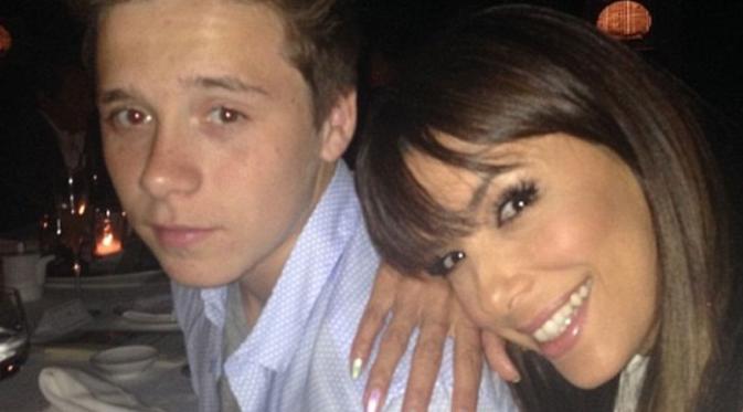 Eva Longoria bersandar di bahu Brooklyn Beckham