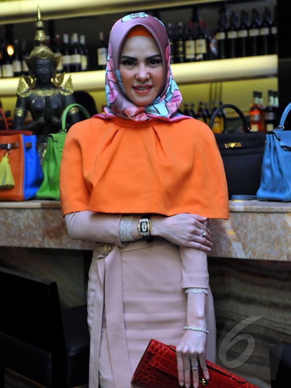 Gaya hijab yang terbilang sederhana namun Angel Lelga mampu menghasilkan penampilan yang elegan saat ditemui di Plaza Senayan, Jakarta, Jumat (10/4/2015). (Liputan6.com/Panji Diksana)