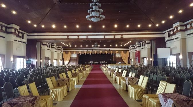 Suasana gedung pertemuan di kawasan Sumber, Banjarsari, Solo nyang diduga akan menjadi lokasi pernikahan Selvi Ananda dan Gibran Rakabuming (Foto: Ruben Silitonga)