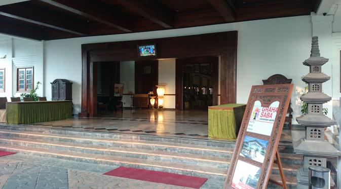 Suasana gedung pertemuan di kawasan Sumber, Banjarsari, Solo nyang diduga akan menjadi lokasi pernikahan Selvi Ananda dan Gibran Rakabuming (Foto: Ruben Silitonga)
