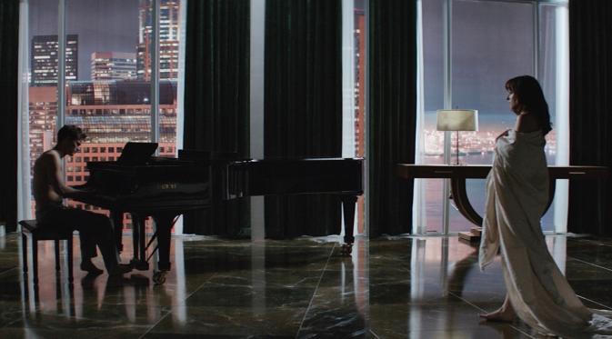 Salah satu adegan romantis dalam film kesukaaan Tiffany, Fifty Shades of Grey.