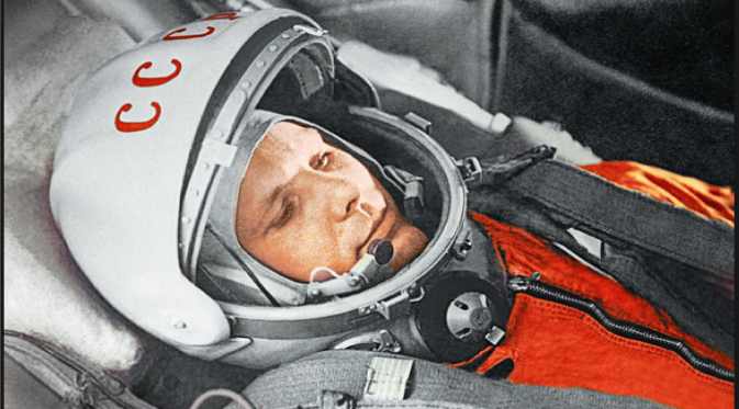 Yuri Gagarin berangkat dengan pesawat luar angkasa Vostok 1. Ia lalu berada di orbit Bumi selama 108 menit.