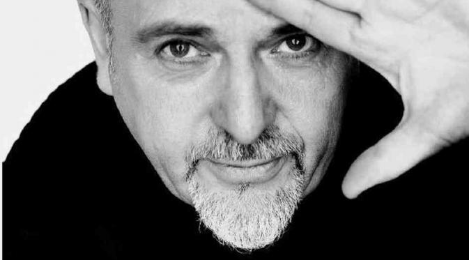 Peter Gabriel merupakan musisi idola Denny Sakrie