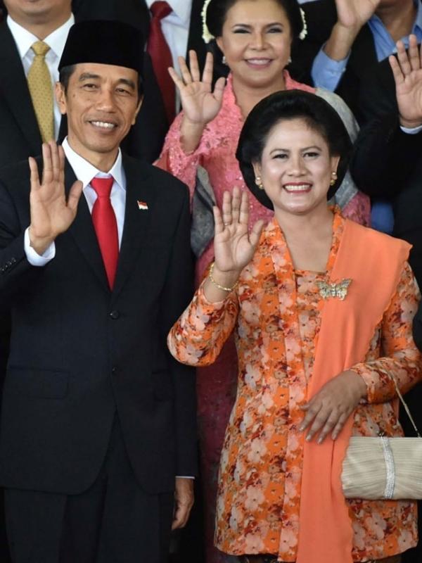 Gaya ibu Iriana saat mendampingi Presiden Jokowi dilantik
