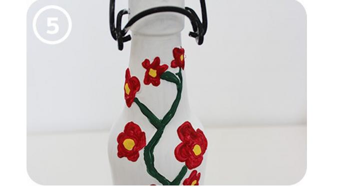 Botol bekas jadi vas bunga | via: destinationfemme.com