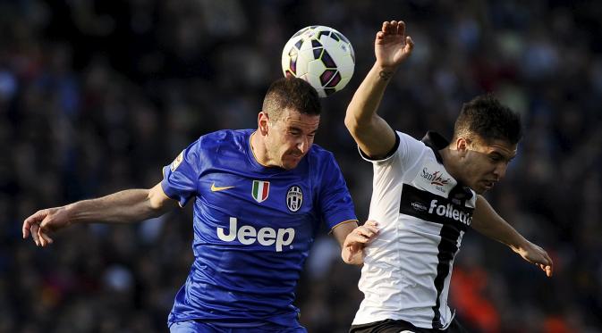 Juventus' Simone Padoin (L) fights for the ball with Parma's Jose Mauri during their Italian Serie A soccer match at Tardini Stadium in Parma April 11, 2015. REUTERS/Giorgio Perottino