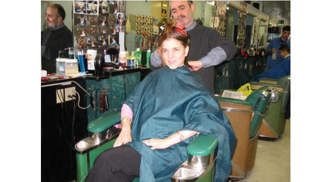 Cewek potong rambut di barbershop (Via: flickr.com)