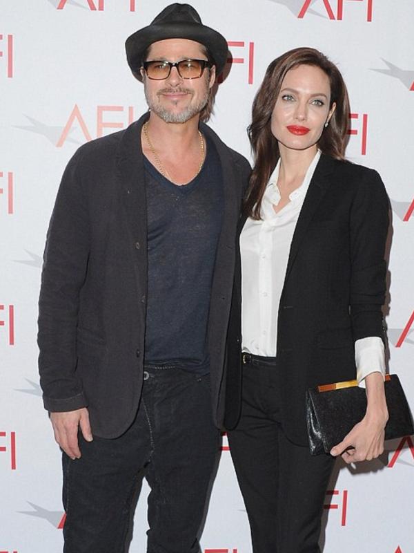 Brad Pitt dan Angelina Jolie terlibat cinta lokasi pada film Mr.&.Mrs.Smith. (via: dailymail.co.uk)