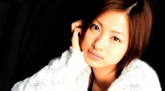 Aktris Aya Ueto yang kini berusia 29 tahun, baru hamil anak pertama setelah dua tahun tujuh bulan menikah dengan Hiro Exile.