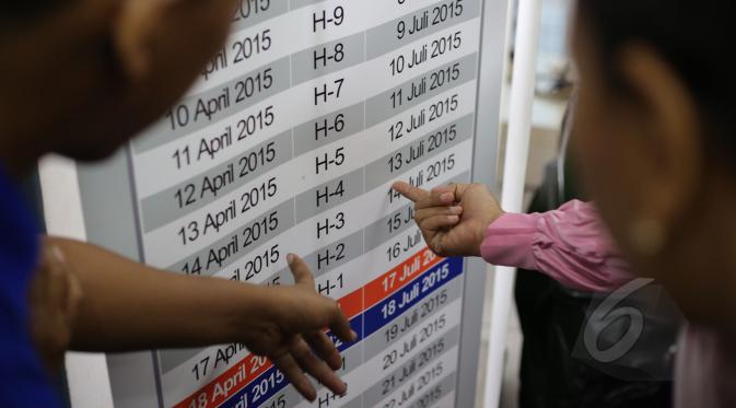 Calon pemudik melihat papan pengumuman tanggal pemesanan tiket kereta di Stasiun Pasar Senen Jakarta, Senin (13/4/2015). PT KAI mulai menjual tiket kereta untuk keberangkatan H-10 lebaran melalui reservasi online maupun loket. (Liputan6.com/Faizal Fanani)