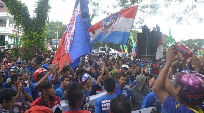 Demo Aremania di depan kantor DPRD kota Malang (Zainul Arifin/Liputan6.com)