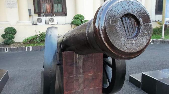 Sejarah PT Pindad: Meriam kuno yang ditemukan di Surabaya (Liputan6.com/Dian Kurniawan)