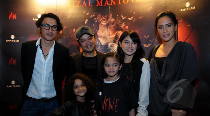 Sejumlah pemain dan sutradara film WEWE saat menghadiri gala premiere film yang mengangkat mitologi setan dari Indonesia tersebut di Epicentrum XXI, Jakarta, Senin (13/4/2015). (Liputan6.com/Faisal R Syam)