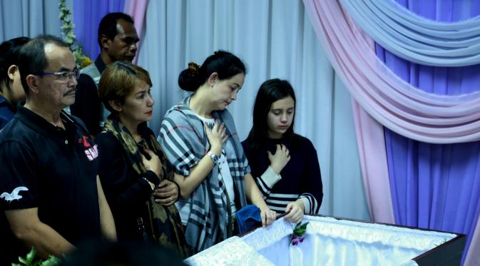 Suasana rumah duka dihadiri Keluarga dan Kerabat James Sahertian (Wimbarsana/bintang.com)
