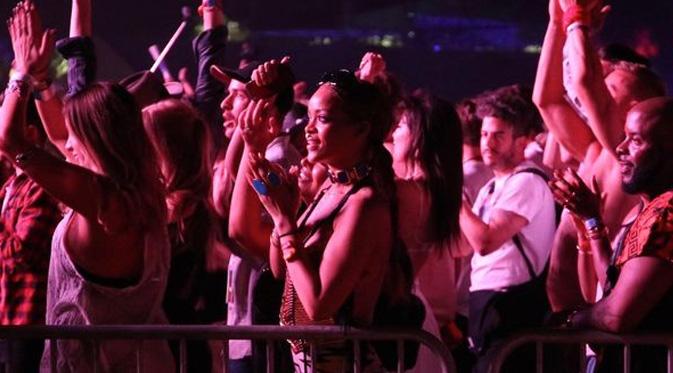 Rihanna saat menyaksikan Festival Coachella 2015. (foto: Mirror.co.uk)