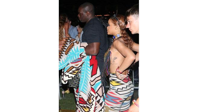 Rihanna datang didampingi bodyguardnya saat menyaksikan penampilan Drake dan Madonna. (foto: Mirror.co.uk)