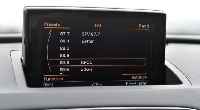 Sebuah survey terbaru menunjukkan bahwa lebih banyak orang masih memilih radio AM/FM dibanding fitur hiburan lain di dalam mobil (Foto: Autoblog)
