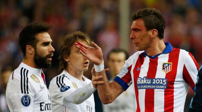 Bek Real Madrid Dani Carvajal diduga gigit bomber Atletico Madrid, Mario Mandzukic (Reuters / Juan Medina)