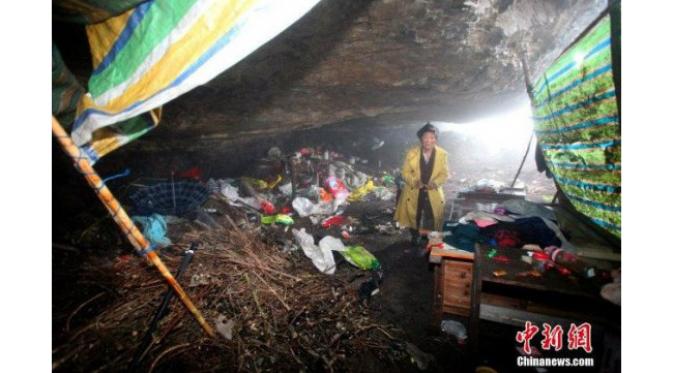 Seorang wanita malang berusia 52 tahun sudah hidup di sebuah gua selama 2 tahun.