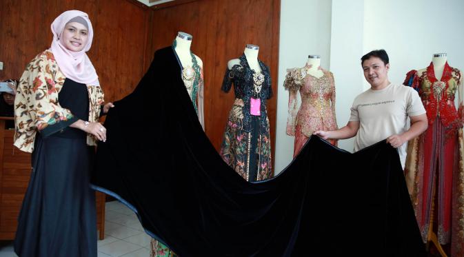 Dodik dan Hanif Sanjaya menunjukan bahan yang akan digunakan pada acara resepsi. (M. Akrom Sukarya/bintang.com)