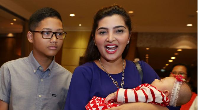 Ashanty dan Azriel saat menghadiri Ulang Tahun Lovely Maria Rumangkang ke 7 thn, anak dari Steven Rumangkang & Angel Karamoy (M. Akrom Sukarya/bintang.com)