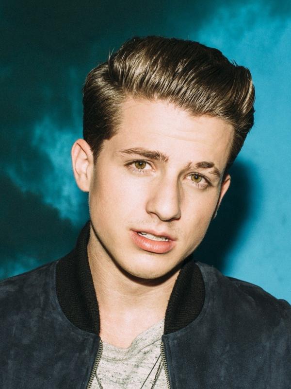 Charlie Puth memiliki alis mata yang terpotong