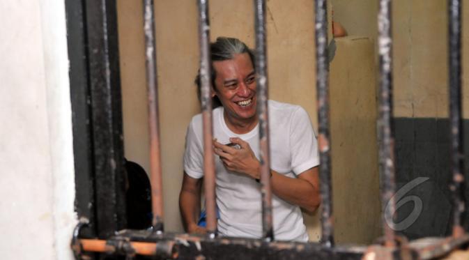 Fariz RM kembali menjalani sidang atas kasus pemakaian narkoba di Pengadilan Negeri Jakarta Selatan, Rabu (15/4/2015). Tampak Fariz berada di sebuah sel saat menunggu persidangan dimulai. (Liputan6.com/Panji Diksana)