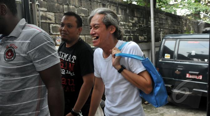 Fariz RM kembali menjalani sidang atas kasus pemakaian narkoba di Pengadilan Negeri Jakarta Selatan, Rabu (15/4/2015). Fariz terlihat tersenyum saat turun dari mobil tahanan yang membawanya. (Liputan6.com/Panji Diksana)