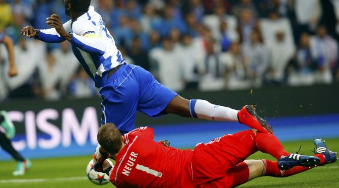 Bayern Munich's goalkeeper Manuel Neuer commits penalty over Porto's Jackson Martinez (L) during their Champions League quarterfinal first leg soccer match at Dragao stadium in Porto April 15, 2015. REUTERS/Miguel Vidal