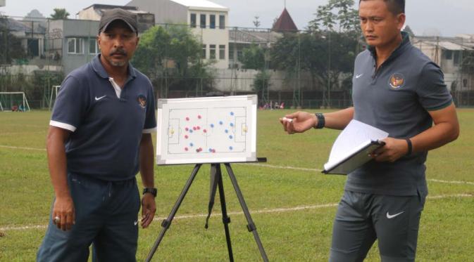 Fachri Husaini saat masih melatih timnas U-16 dan U-19. Kini Fachri kembali bekerja kantoran di Bontang. (Bola.com/Arief Bagus Prasetyo) 