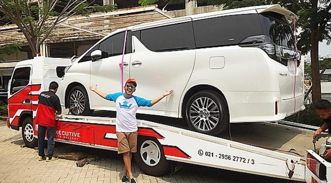 Gaya Ruben Onsu memberikan hadiah mobil mewah untuk Sarwendah. (foto: instagram.com/ruben_onsu)
