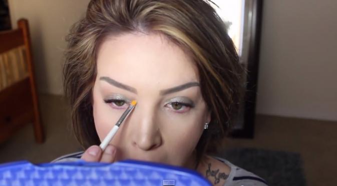 Gunakan untuk memulaskan eyeshadow perak di ujung mata | youtube.com