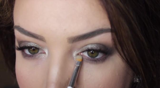 Pulaskan lagi eyeshadow silver di ujung mata bagian dalam. Tipis saja | youtube.com