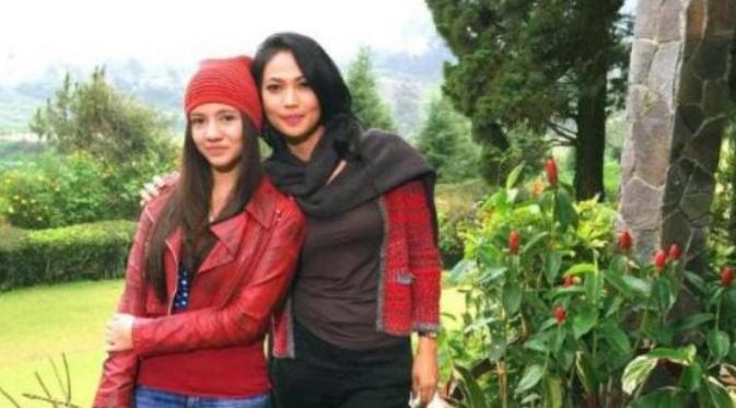 Cassandra Lee bersama KInaryosih yang menjadi ibunya di Rain The Series