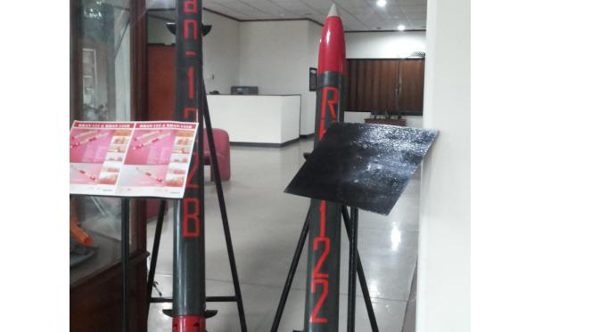 Pindad memproduksi roket balistik pertama di Indonesia bernama Rudal Pertahanan atau R-Han 122. (Liputan6.com/Ilyas Istianur P)
