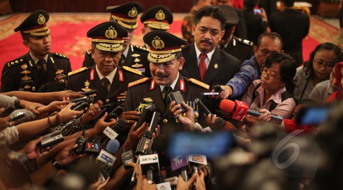 Kapolri Jenderal Pol. Badrodin Haiti memberi keterangan kepada wartawan usai pelantikannya sebagai Kepala Polri di Istana Negara, Jakarta, Jumat (17/4/2015). (Liputan6.com/Faizal Fanani)