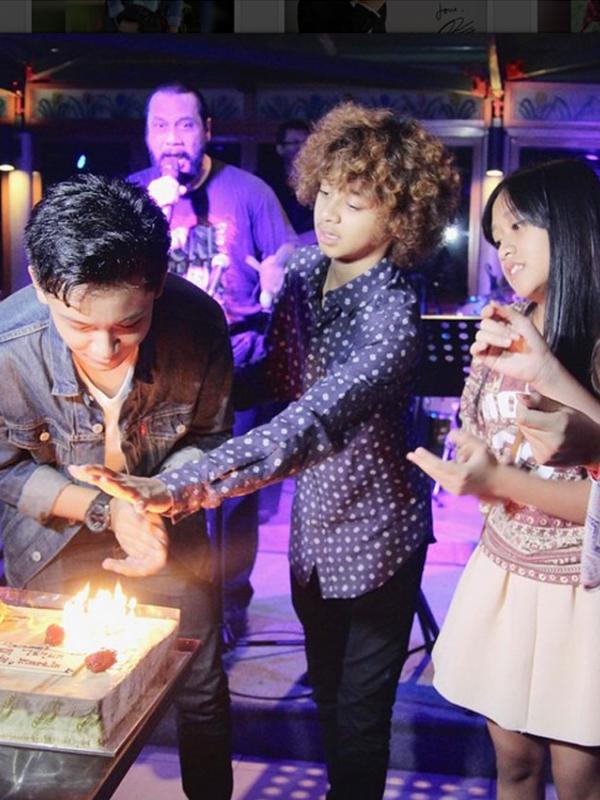 Bastian mengerjain Randy Martin saat akan meniup lilin ulang tahunnya. (via Instagram.com)