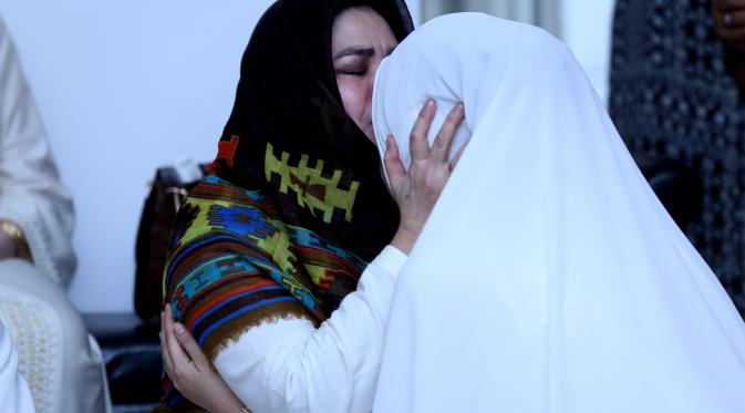 Risty Tagor dan ibunya tak kuasa menahan tangis dalam suasana haru ini (Wimbarsana/Bintang.com)