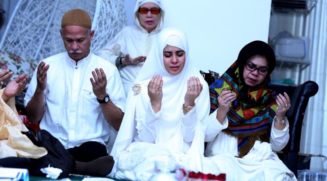 Risty Tagor dan kedua orang tuanya memanjatkan doa saat pengajian (Wimbarsana/Bintang.com)